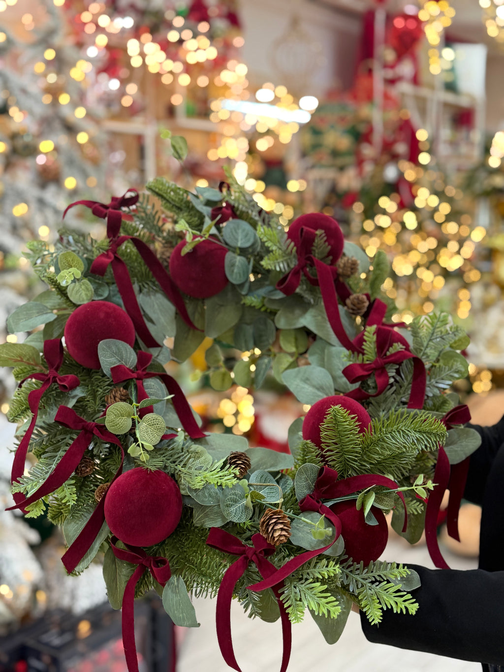 Ghirlanda con fiocchetti e palline in velluto borgogna