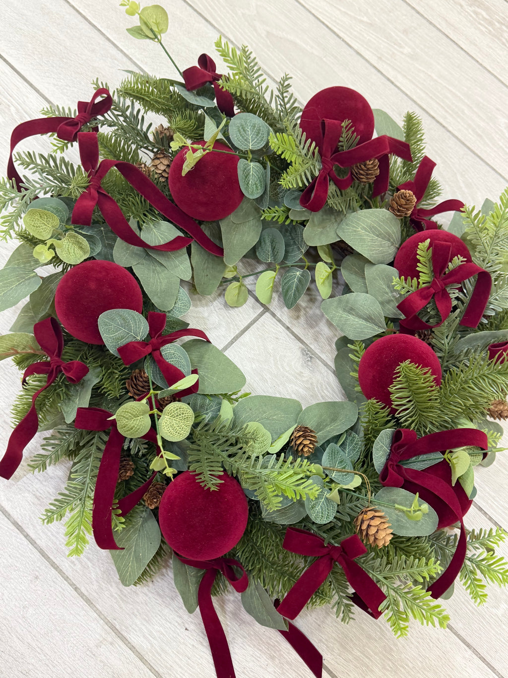 Ghirlanda con fiocchetti e palline in velluto borgogna