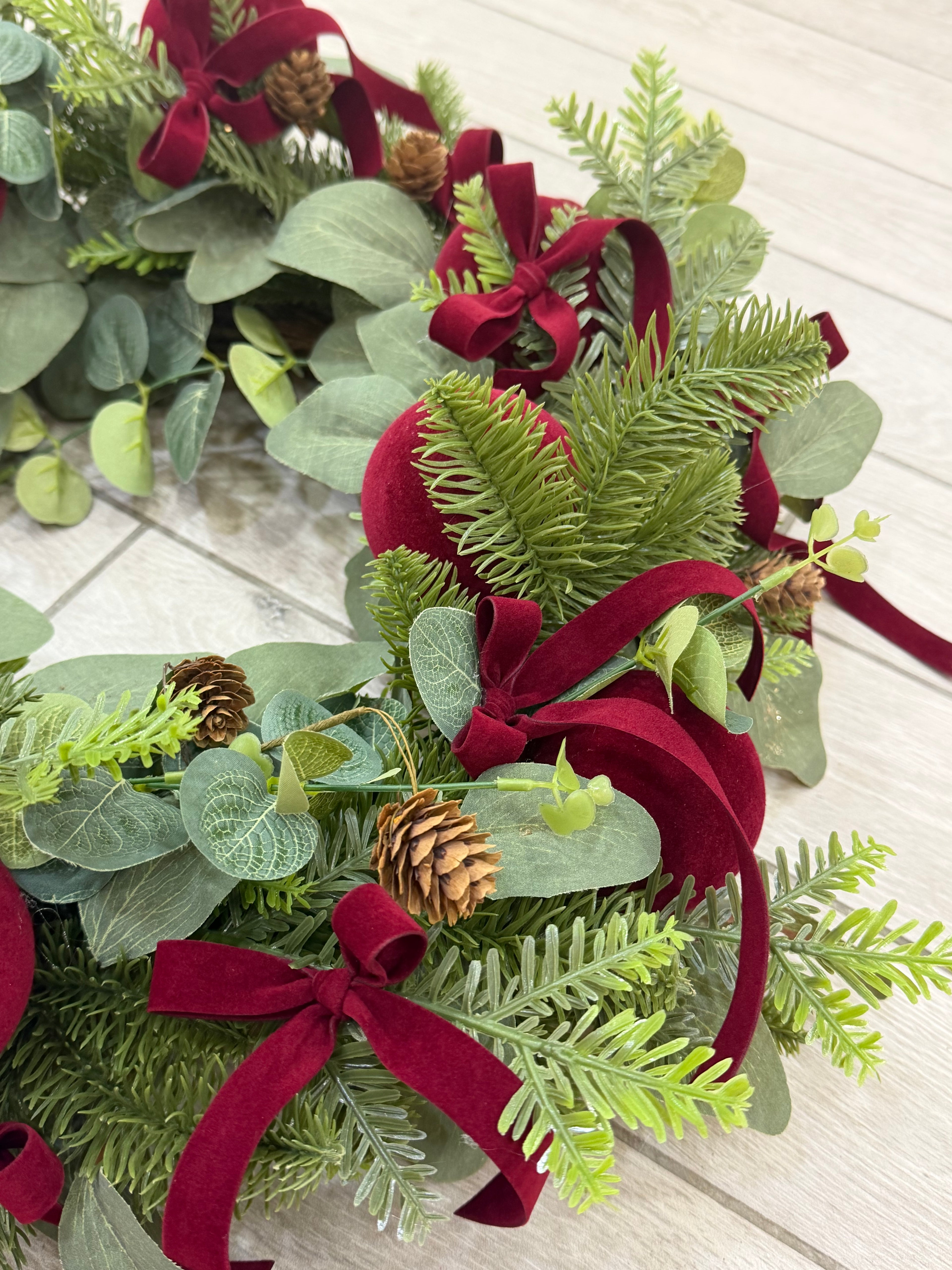 Ghirlanda con fiocchetti e palline in velluto borgogna