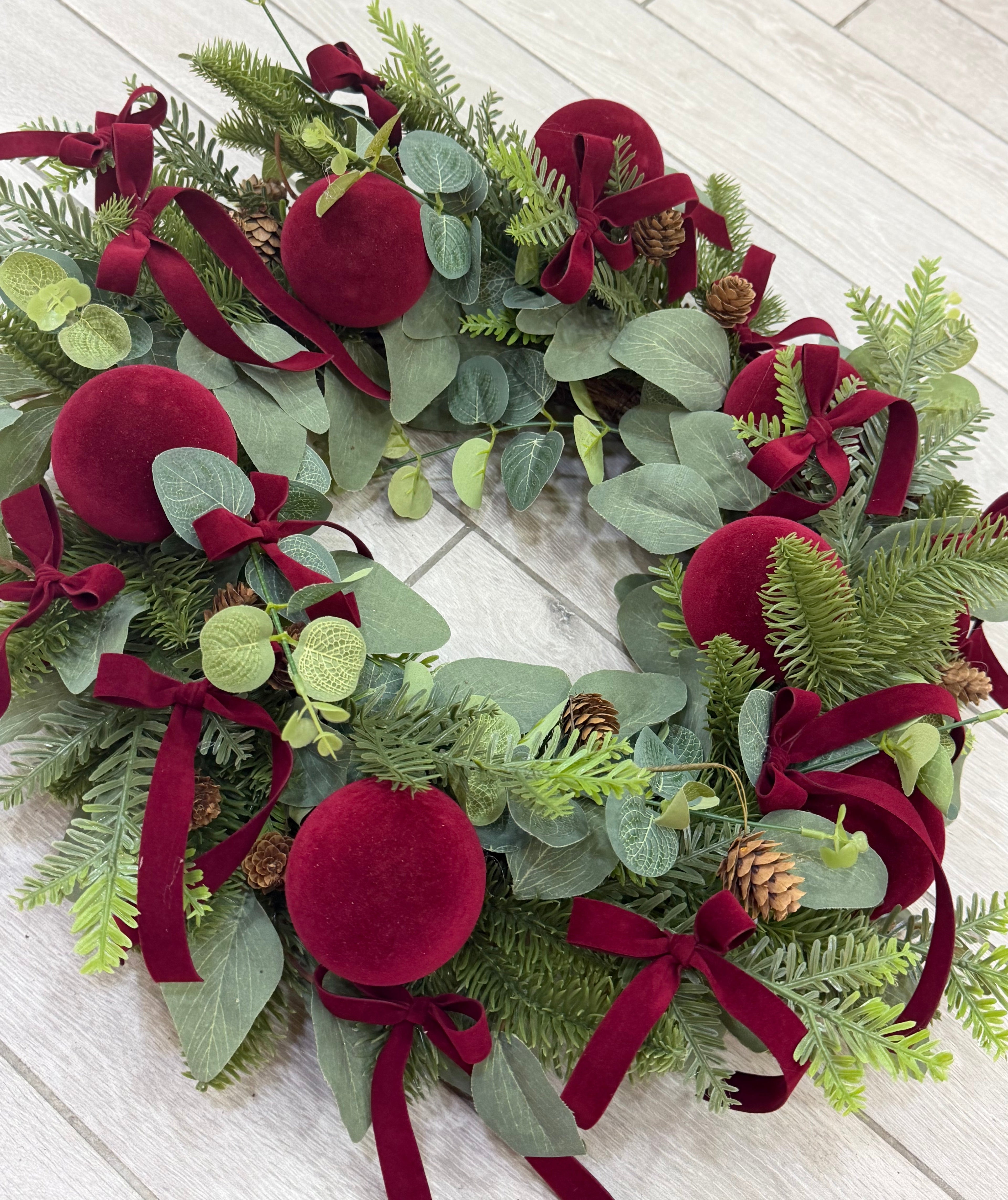 Ghirlanda con fiocchetti e palline in velluto borgogna