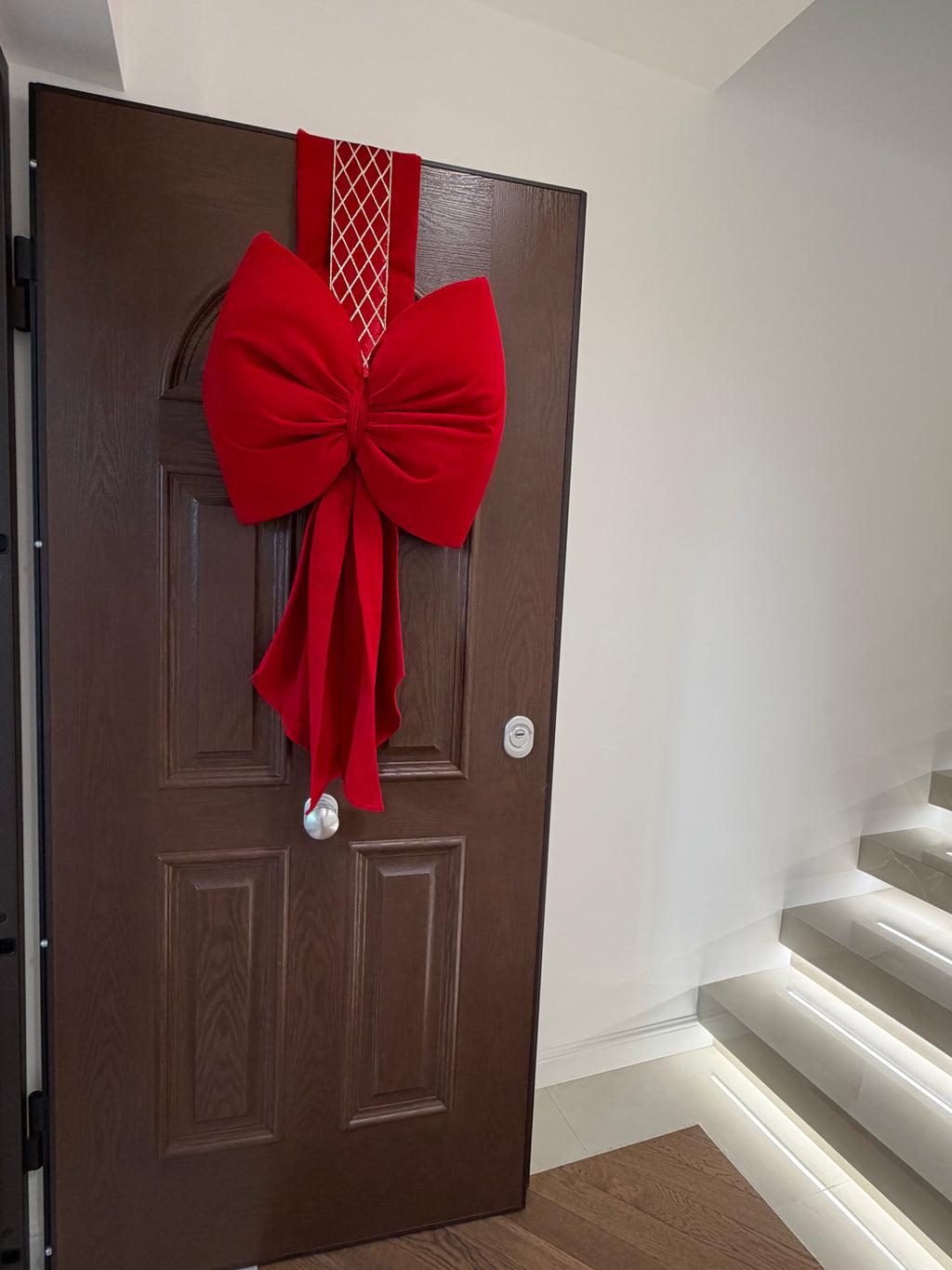 MaxiFiocco fuori e dietro porta