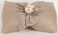 Cuscino fiocco con pizzo fiori e fiocco mis.55x40