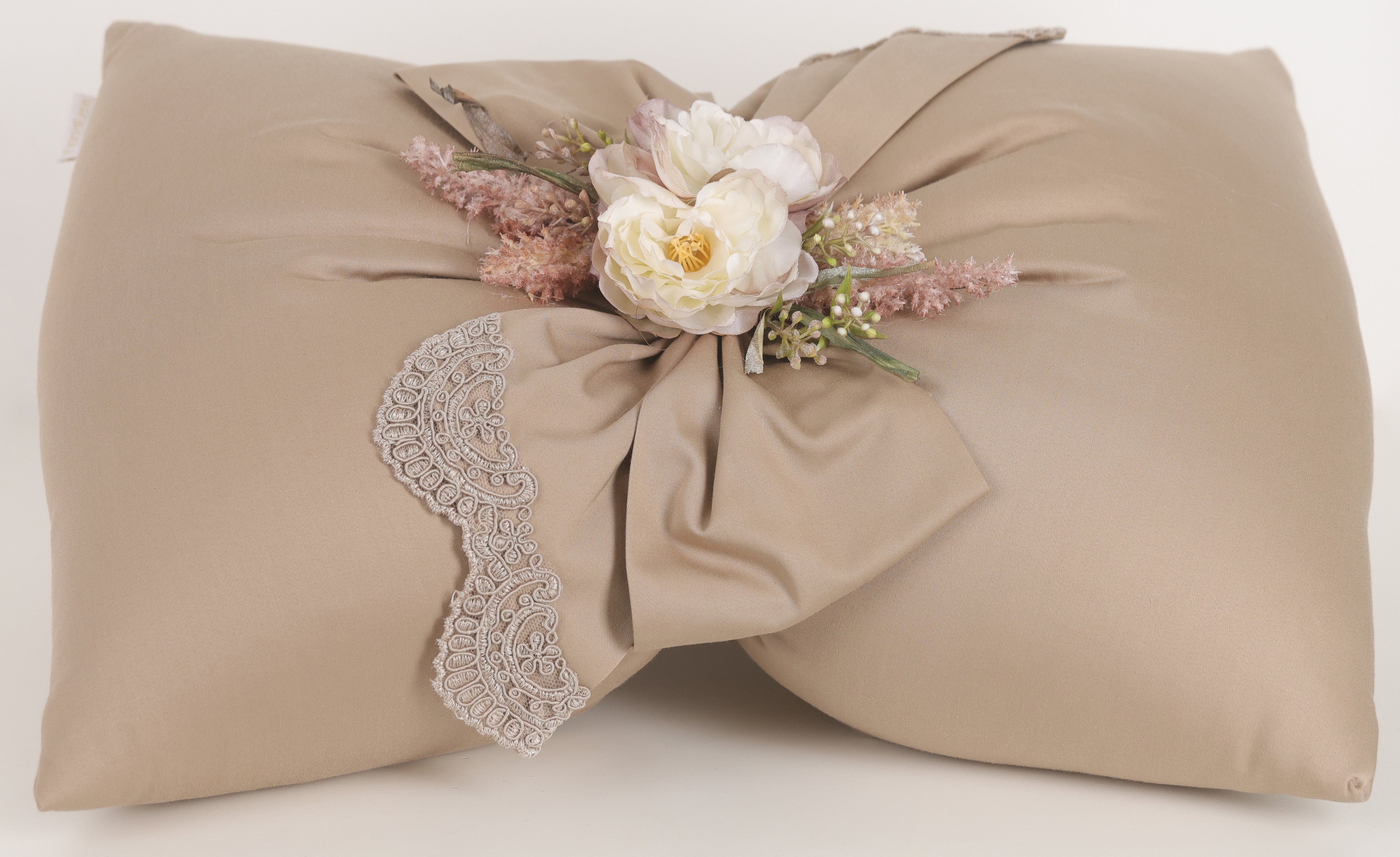 Cuscino fiocco con pizzo fiori e fiocco mis.55x40