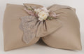 Cuscino fiocco con pizzo, fiori e fiocco mis.60x40