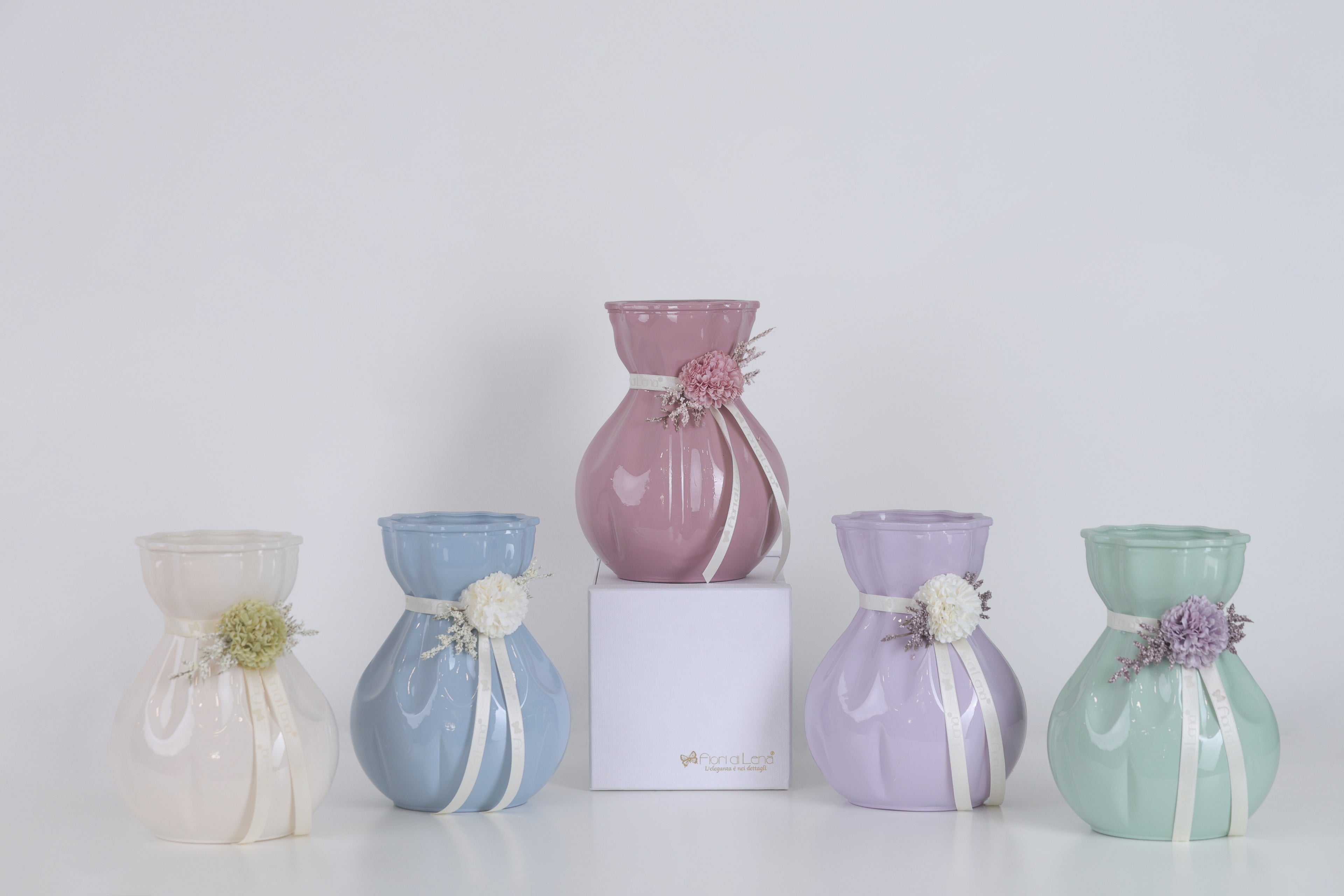 Vaso vetro colorato con dalia, nebbiolina e scatola